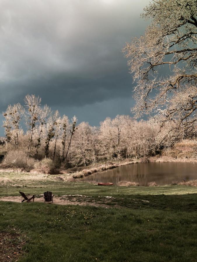La Ferme Du Pont De Maumy, Cabane Au Bord De L'Etang Et Bain Nordique Busserolles Eksteriør bilde