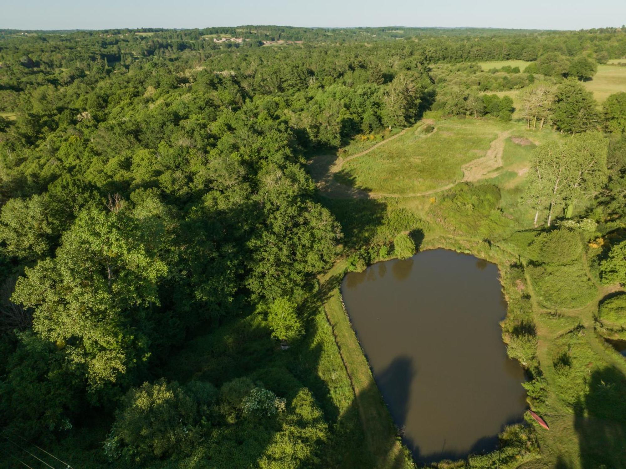 La Ferme Du Pont De Maumy, Cabane Au Bord De L'Etang Et Bain Nordique Busserolles Eksteriør bilde